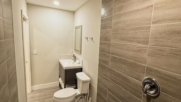 Luxury Cabin | Bathroom | Shower, hair dryer, towels, soap