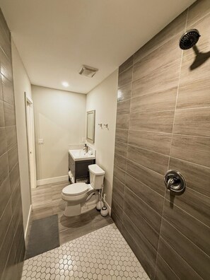 Luxury Cabin | Bathroom | Shower, hair dryer, towels, soap