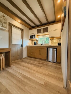 Cabin | Private kitchen | Microwave, stovetop, espresso maker, toaster - Tiny House in Authentic Japanese Koi Garden in Florida (Homestead)