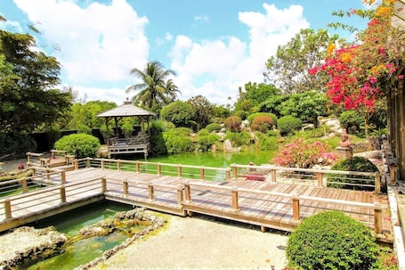 Jardín japonés. Tiny House in Authentic Japanese Koi Garden in Florida
