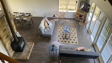 Smart-tv, eldstad och dvd-spelare