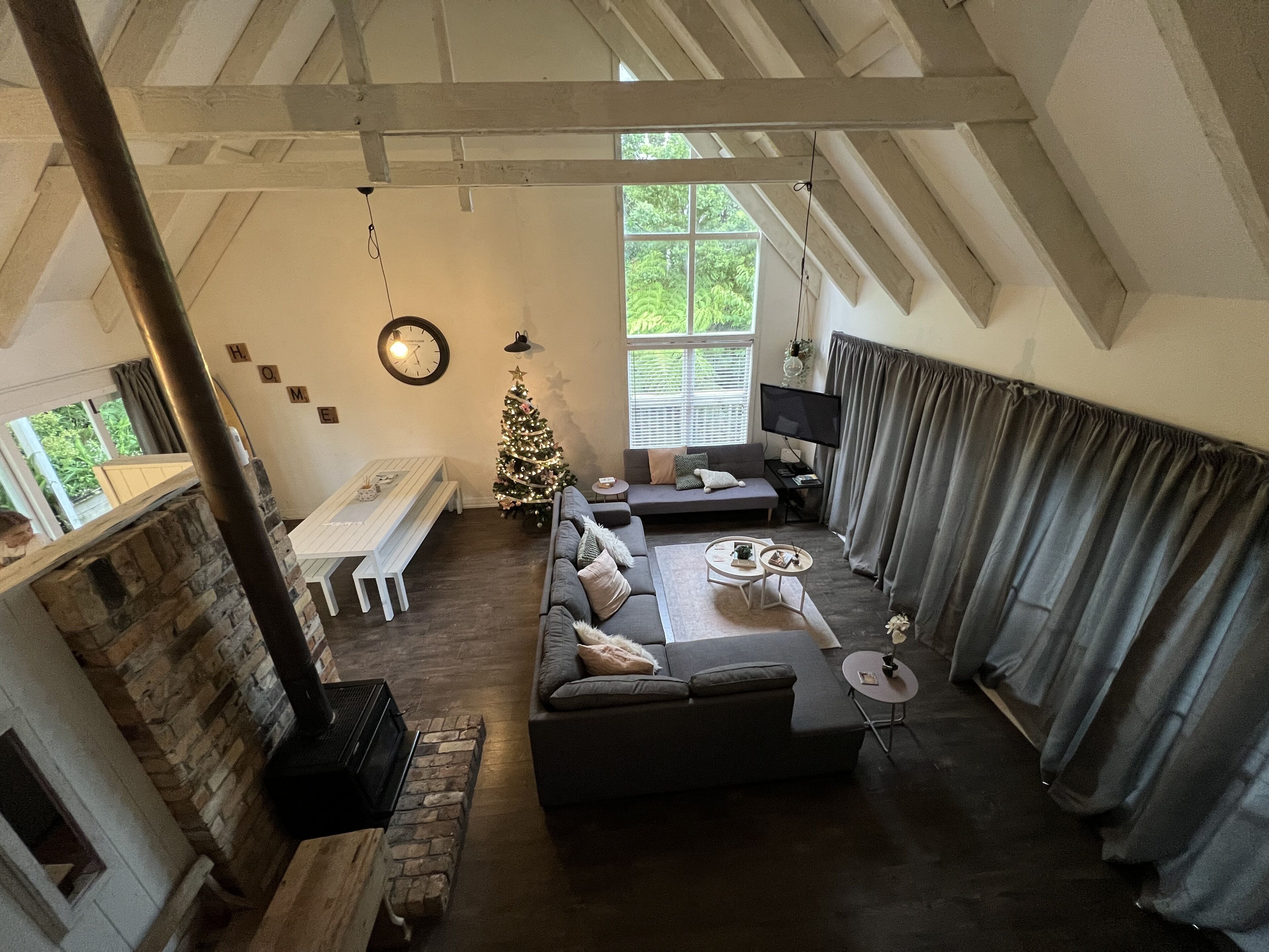 Smart-tv, eldstad och dvd-spelare