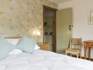 3 bedrooms, free WiFi, bed sheets - 3 bedroom accommodation in Backbarrow, Near Ulverston (Backbarrow, Near Ulverston)
