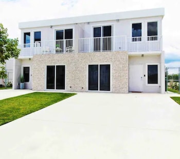 Comfortable European Style Home 4BR 4BA in Miami by ASVR-13670