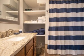 Hair dryer, towels - Beachside Gem! Walk to the Beach! Close to Shopping, Dining, & More! (Gulfport)