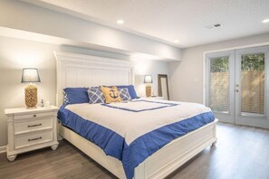 4 habitaciones, escritorio y tabla de planchar con plancha 