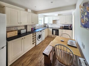 Oppvaskmaskin, høy barnestol og fryser