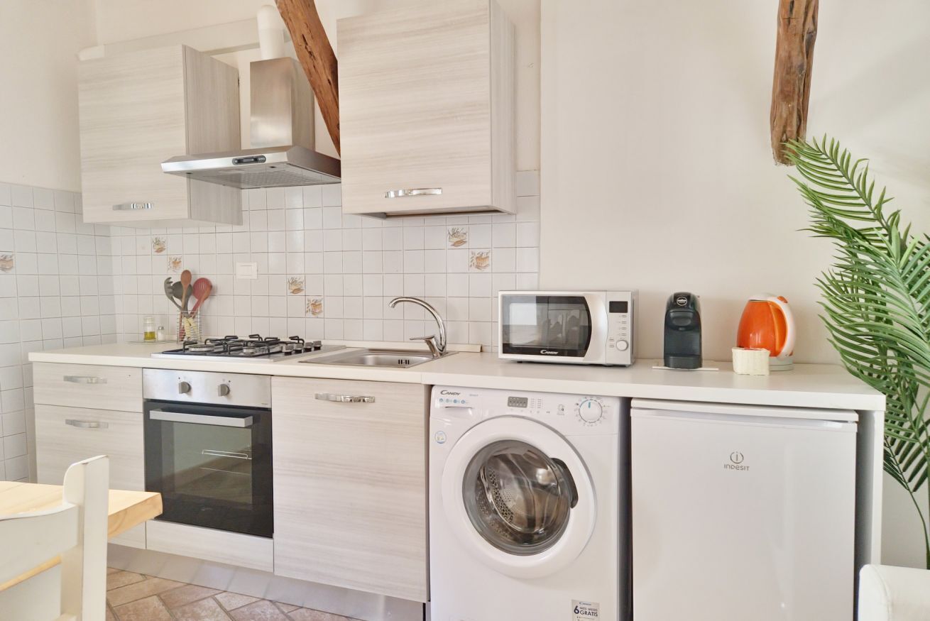 Fridge, oven, stovetop, coffee/tea maker