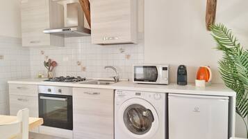 Fridge, oven, stovetop, coffee/tea maker