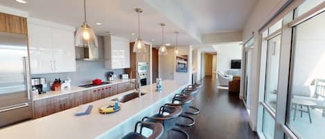 Frigorifero, microonde, forno, piano cottura