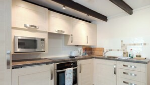 A modern kitchen with light wood cabinets, stainless steel appliances, and a granite countertop. - 1 bedroom accommodation in Batson (Batson)