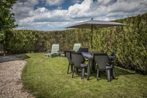 Outdoor dining - Gîte de Vernelle - Former Pays d'Auge cheese dairy (Saint-Pierre-en-Auge)