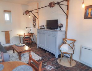 TV, books - Gîte de Vernelle - Former Pays d'Auge cheese dairy (Saint-Pierre-en-Auge)