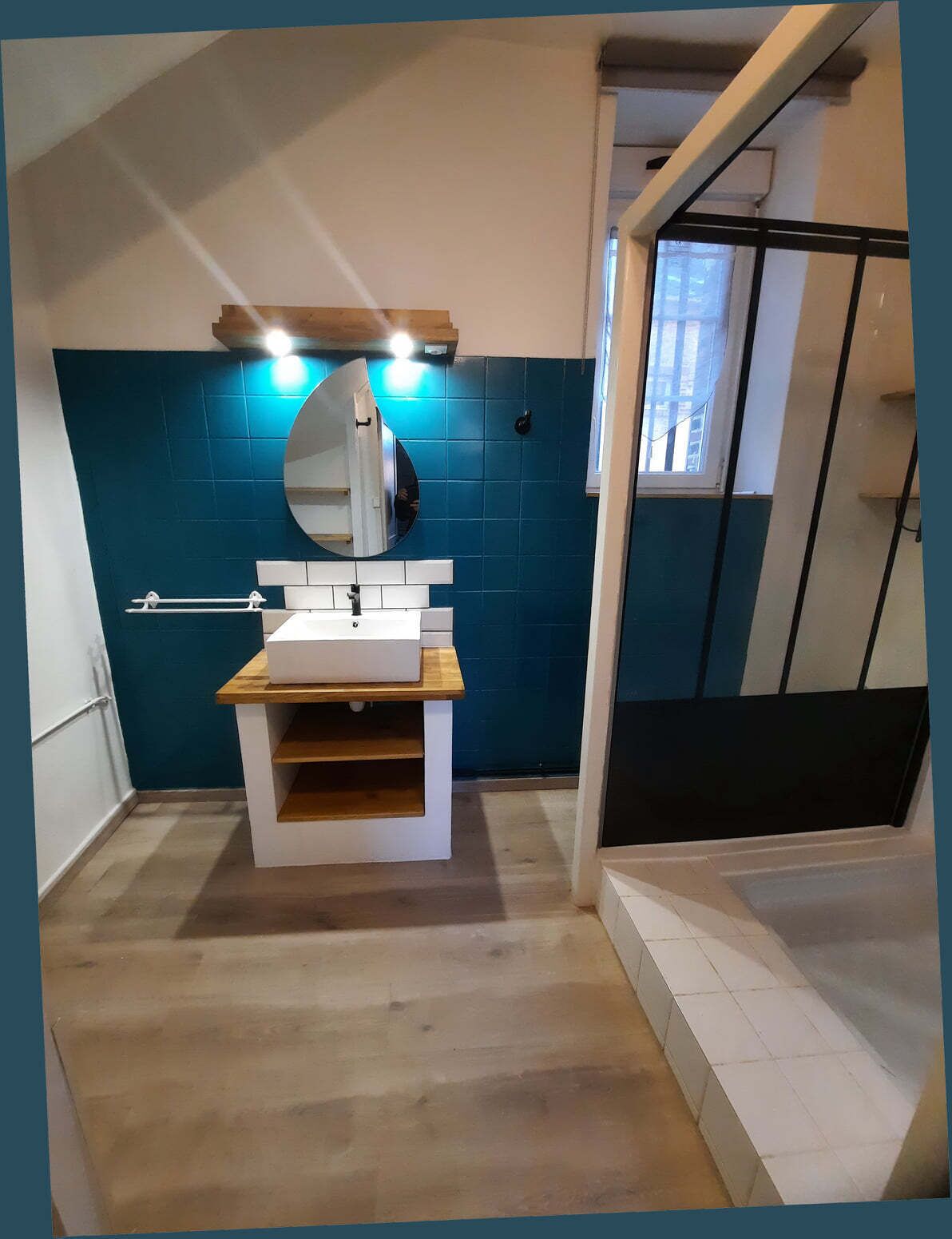Douche, sèche-cheveux, serviettes fournies