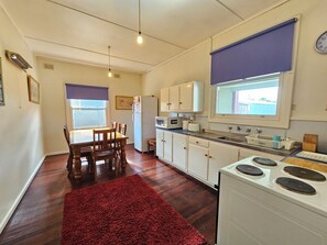 Fridge, microwave, toaster, cookware/dishes/utensils - Bethanga - Short walk to the heart of Robe -Pets Welcome - Outside Only (Robe)