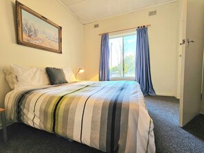 2 Schlafzimmer, Bügeleisen/Bügelbrett