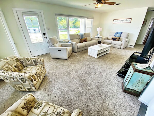 TV connectée, vidéothèque, chaîne hi-fi, espaces bureaux