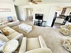 TV connectée, vidéothèque, chaîne hi-fi, espaces bureaux