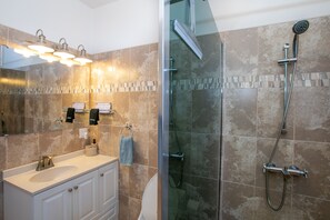 Een douche, een haardroger, handdoeken, zeep