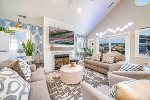 Smart TV, fireplace