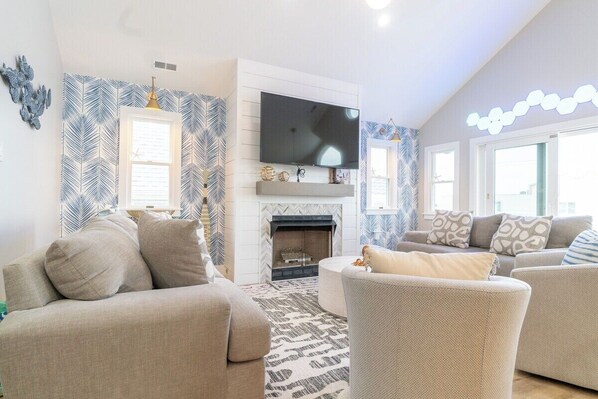 Living area - Celebrity Hangout Luxury Full Ocean View/Sleeps 11 (Ocean City)
