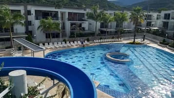 Piscina all'aperto, una piscina riscaldata