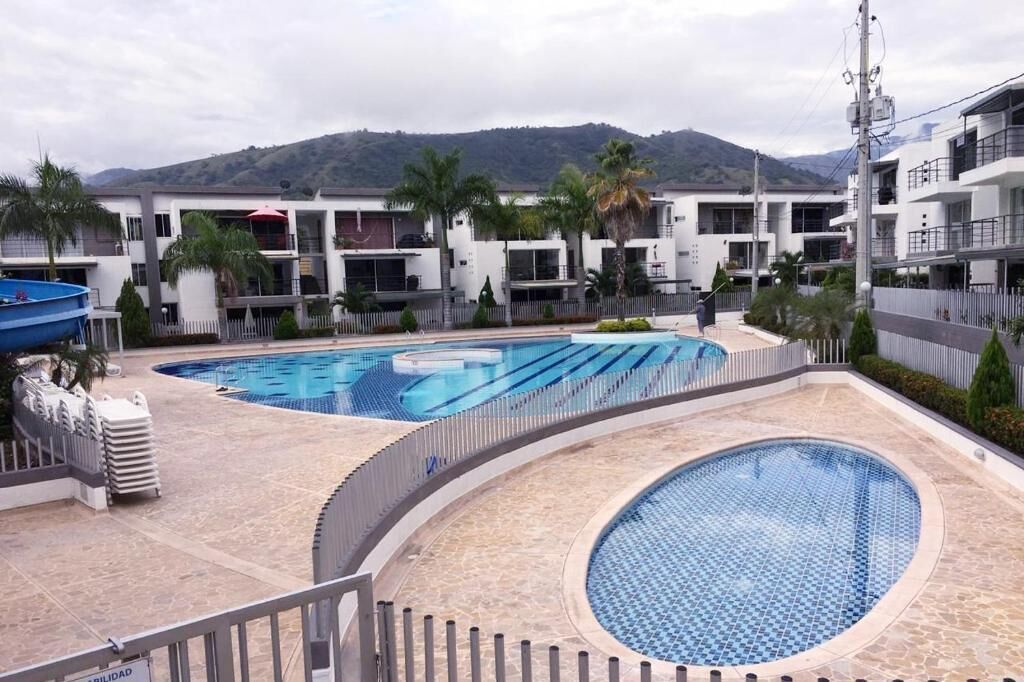 Alberca al aire libre y alberca climatizada