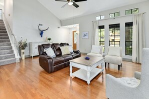 تلفزيون ذكي، مدفأة، برامج وأفلام نتفليكس، كُتُب