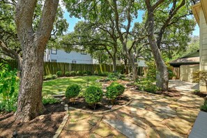 Property grounds - `Lady Luxe` Amazing Yard! Pet Friendly! (Austin)