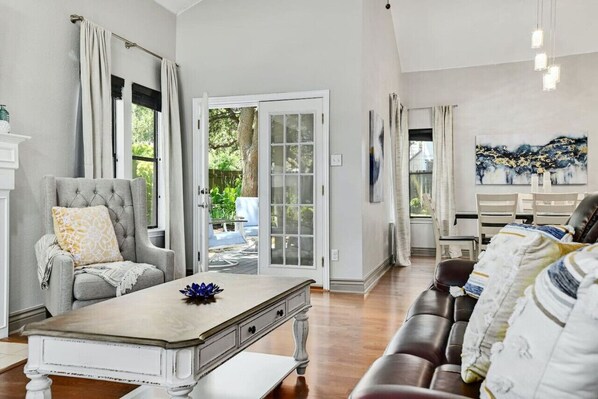 Smart-TV, Kamin, Netflix, Bücher