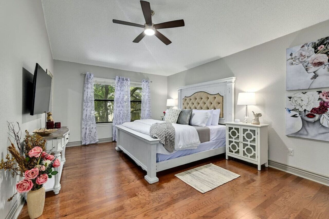 3 habitaciones, escritorio y tabla de planchar con plancha 