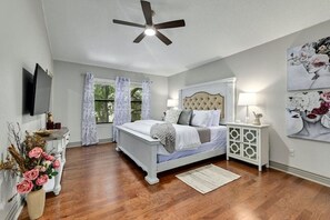 3 bedrooms, desk, iron/ironing board, travel crib