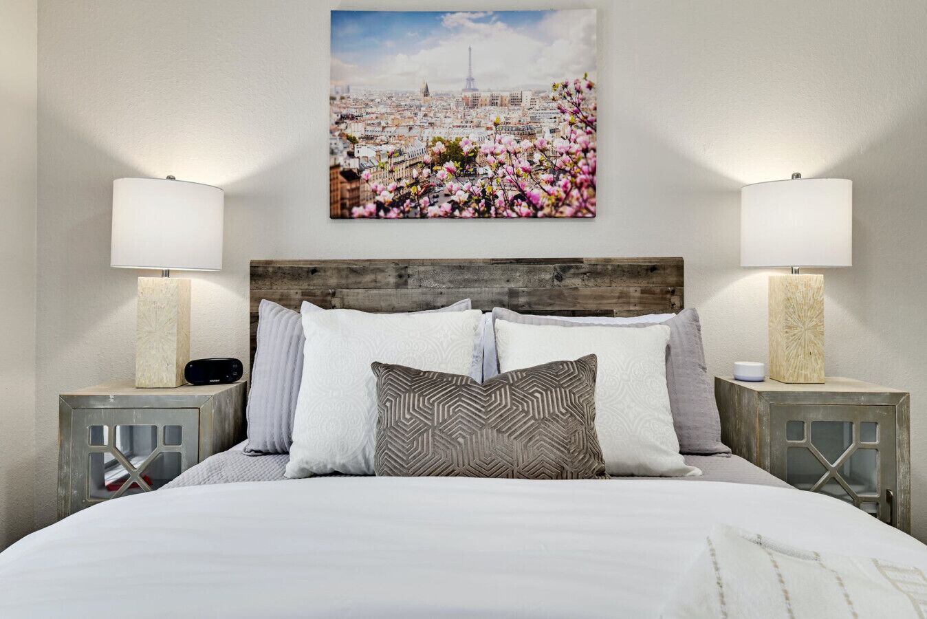 3 makuuhuonetta, työpöytä, silitysrauta/-lauta, vauvan matkasänky