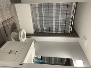Combined shower/tub, hair dryer, towels