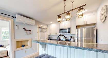 Convenient cottage near beach with shared pool, gas grill, W/D, WiFi & AC