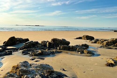 Convenient cottage near beach with shared pool, gas grill, W/D, WiFi & AC