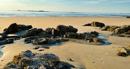 Convenient cottage near beach with shared pool, gas grill, W/D, WiFi & AC