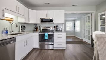 Køleskab, mikrobølgeovn, ovn, kogeplade