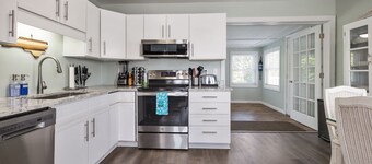 Ocean View House, Steps to Beach, Pet Friendly, Linens & Beach Gear Provided