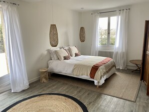 6 bedrooms, iron/ironing board, free WiFi - Rent house in charming village - sleeps 11 - Uzès (30) (Fons-sur-Lussan)