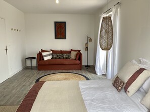 6 bedrooms, iron/ironing board, free WiFi