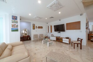 Smart TV - LUXURY HOUSE, CLOSE TO THE BEACH (Manzanillo del Mar)