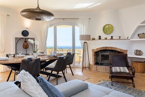 Smart TV, fireplace, video games