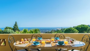 A table set with breakfast items and a view of the sea. - A perfect house on the right place with a unique and distinctive location (Faro)