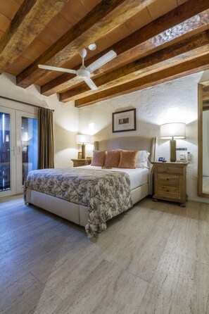 12 bedrooms, in-room safe, iron/ironing board, free WiFi