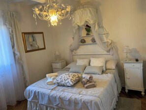 1 chambre, fer et planche à repasser, draps fournis
