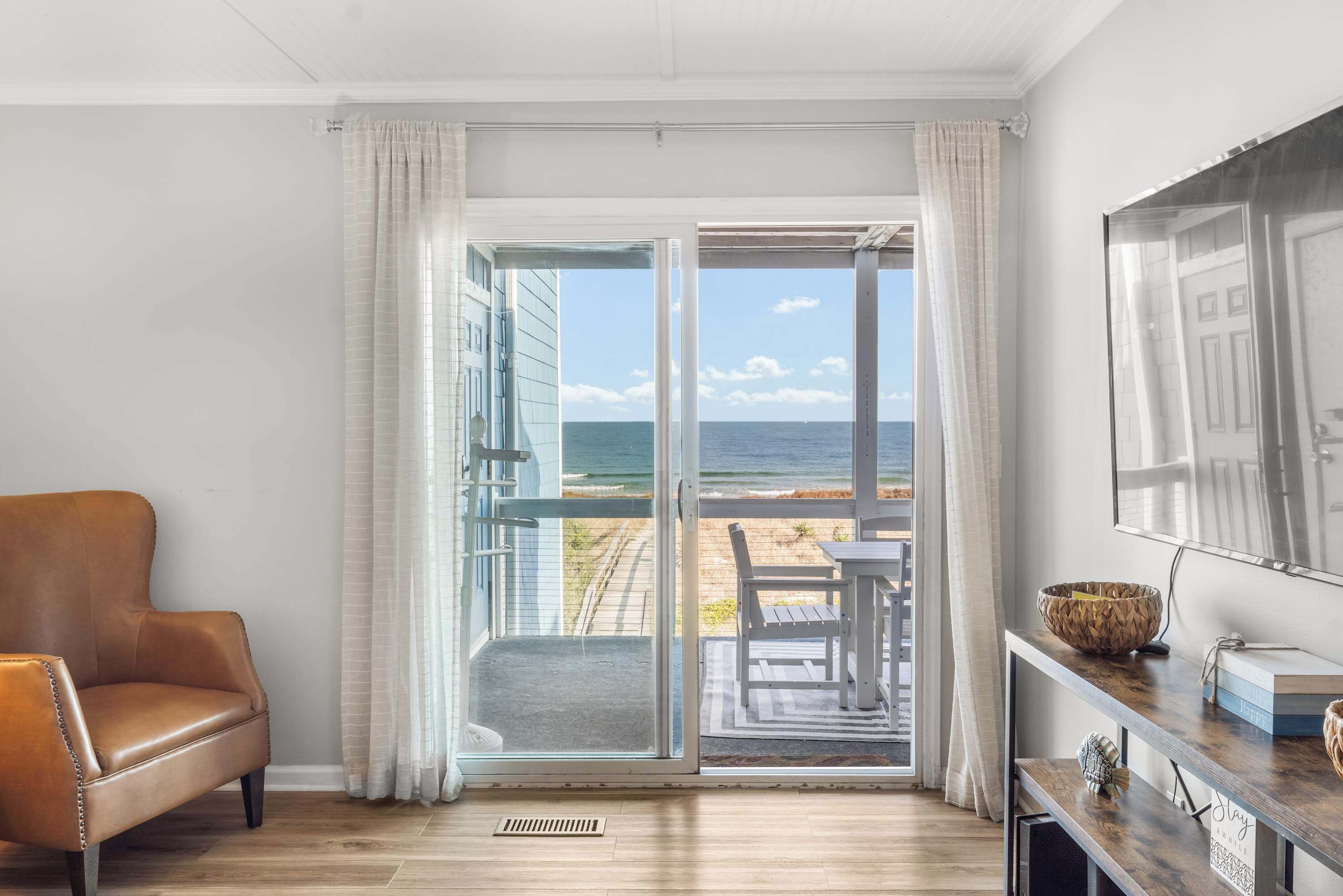 Una televisión, una oficina