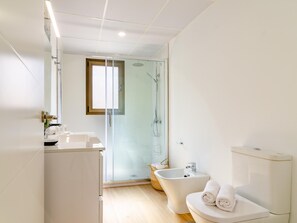 Dusche, Haartrockner, Handtücher