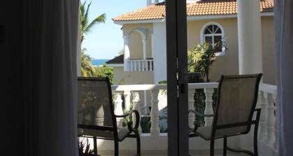 Amazing Ocean and Pool view, lots of openings for Spring and Summer Bookings