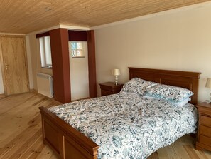 2 slaapkamers, een strijkplank/strijkijzer, gratis wifi, beddengoed